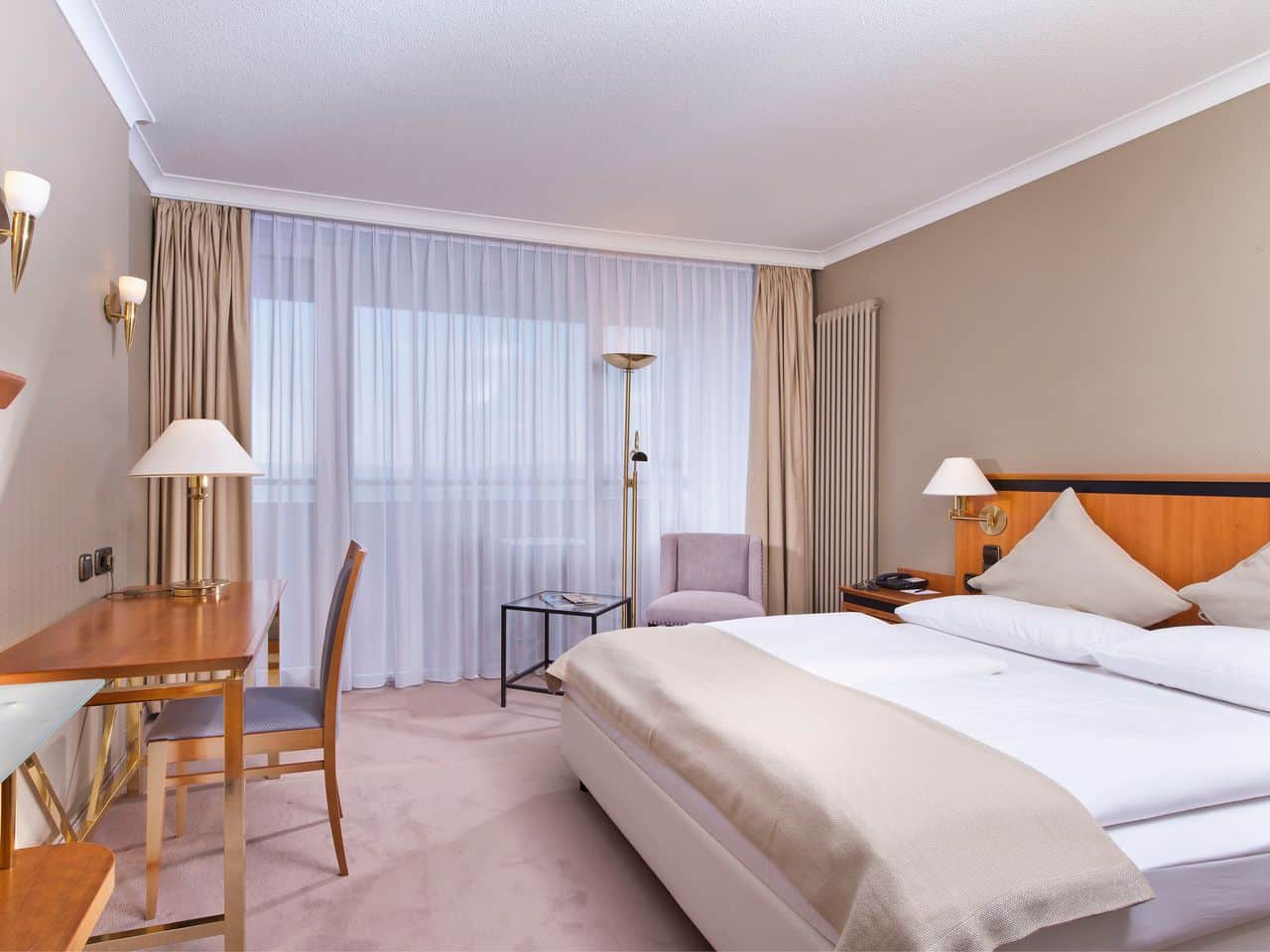 Modernes Hotelzimmer im Wyndham Garden Lahnstein Koblenz mit Balkon