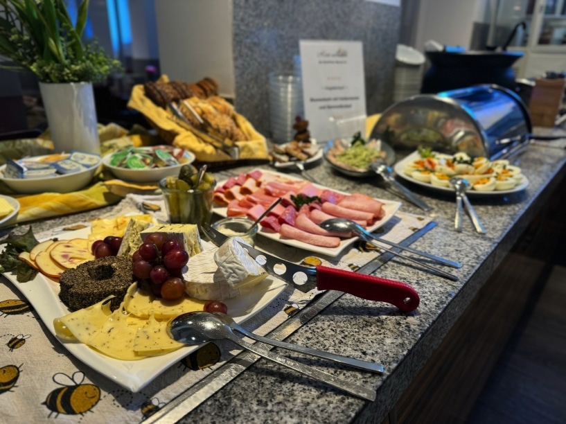 Frühstücks- und Käsebuffet im Hotel Am Tierpark zu Silvester