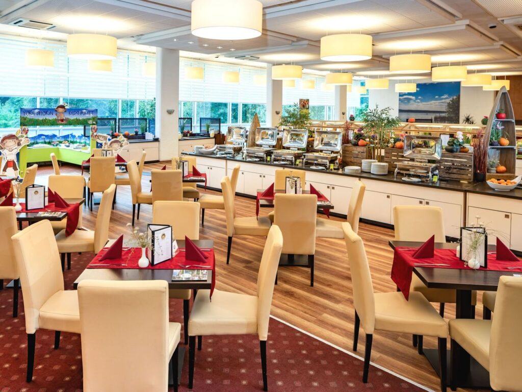 Festlich gedecktes Restaurant mit vielfältigem Buffet für das Silvestermenü im AHORN Seehotel Templin