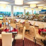 Festlich gedecktes Restaurant mit vielfältigem Buffet für das Silvestermenü im AHORN Seehotel Templin