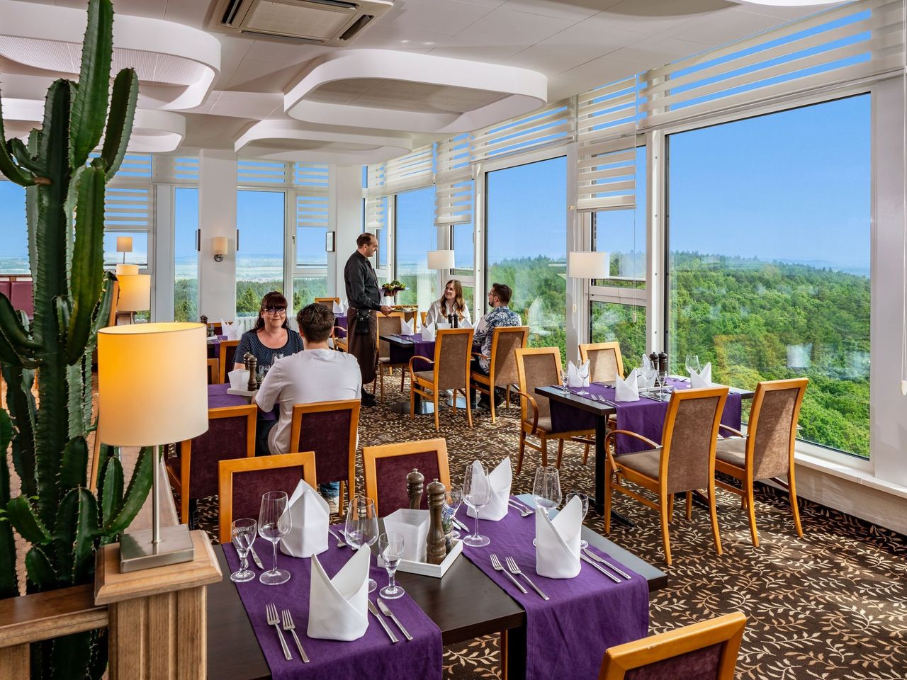 Panoramarestaurant im AHORN Berghotel Friedrichroda mit Blick über Thüringen für das perfekte Silvesterdinner