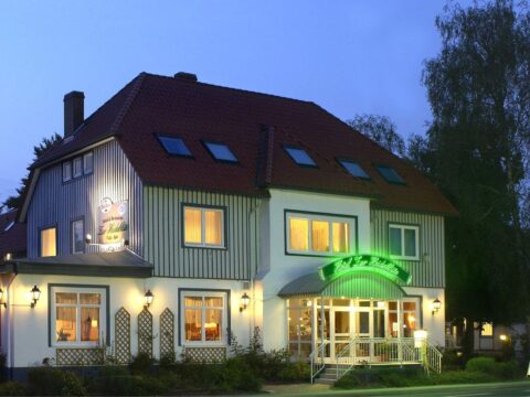 Stimmungsvolle Beleuchtung am Hotel zur Heideblüte – Perfekte Location für Ihre Silvesterfeier