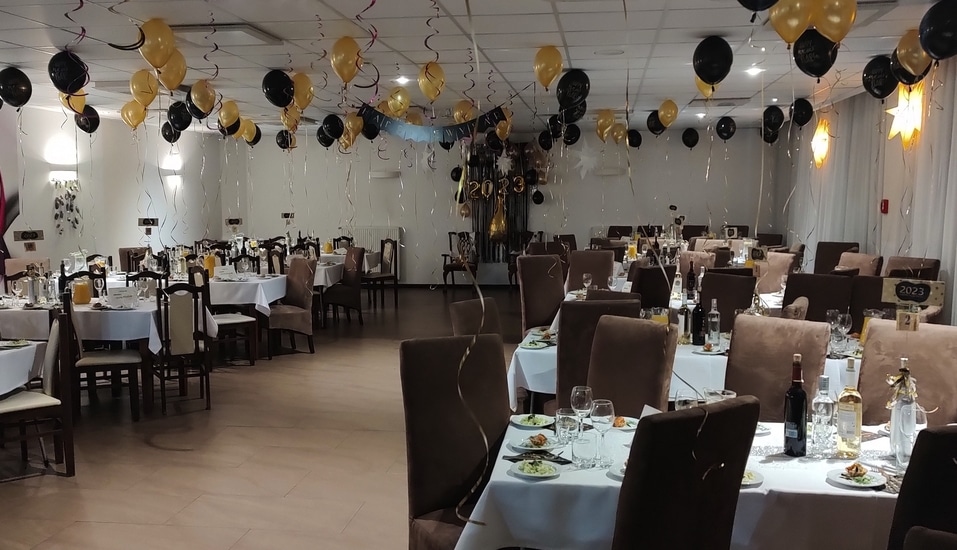 Silvesterparty im Kurhaus Sobotka mit festlich geschmücktem Ballsaal und gedeckten Tischen