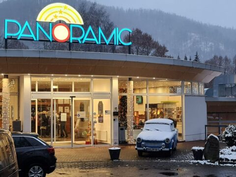 Das festlich beleuchtete Panoramic - Ihr Apartmenthotel zur Silvesterzeit mit einladendem Eingangsbereich.