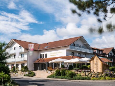 Außenansicht des Parkhotel Emstaler Höhe – perfekte Unterkunft für eine traumhafte Silvesterreise.