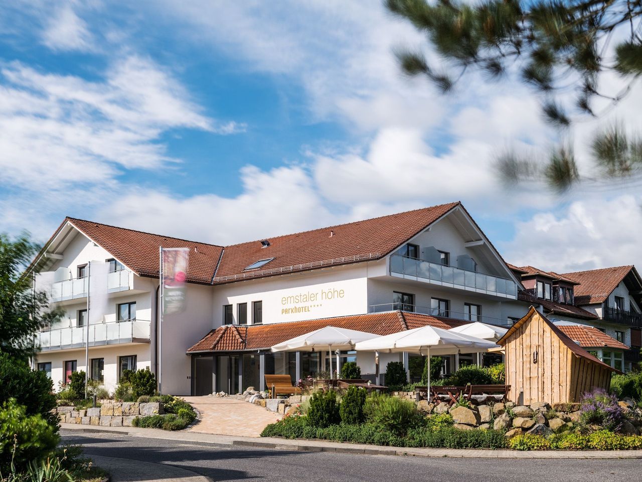 Außenansicht des Parkhotel Emstaler Höhe – perfekte Unterkunft für eine traumhafte Silvesterreise.