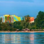 AHORN Seehotel Templin mit bunter Fassade und direkter Lage am Lübbesee – perfekter Ort für Silvester