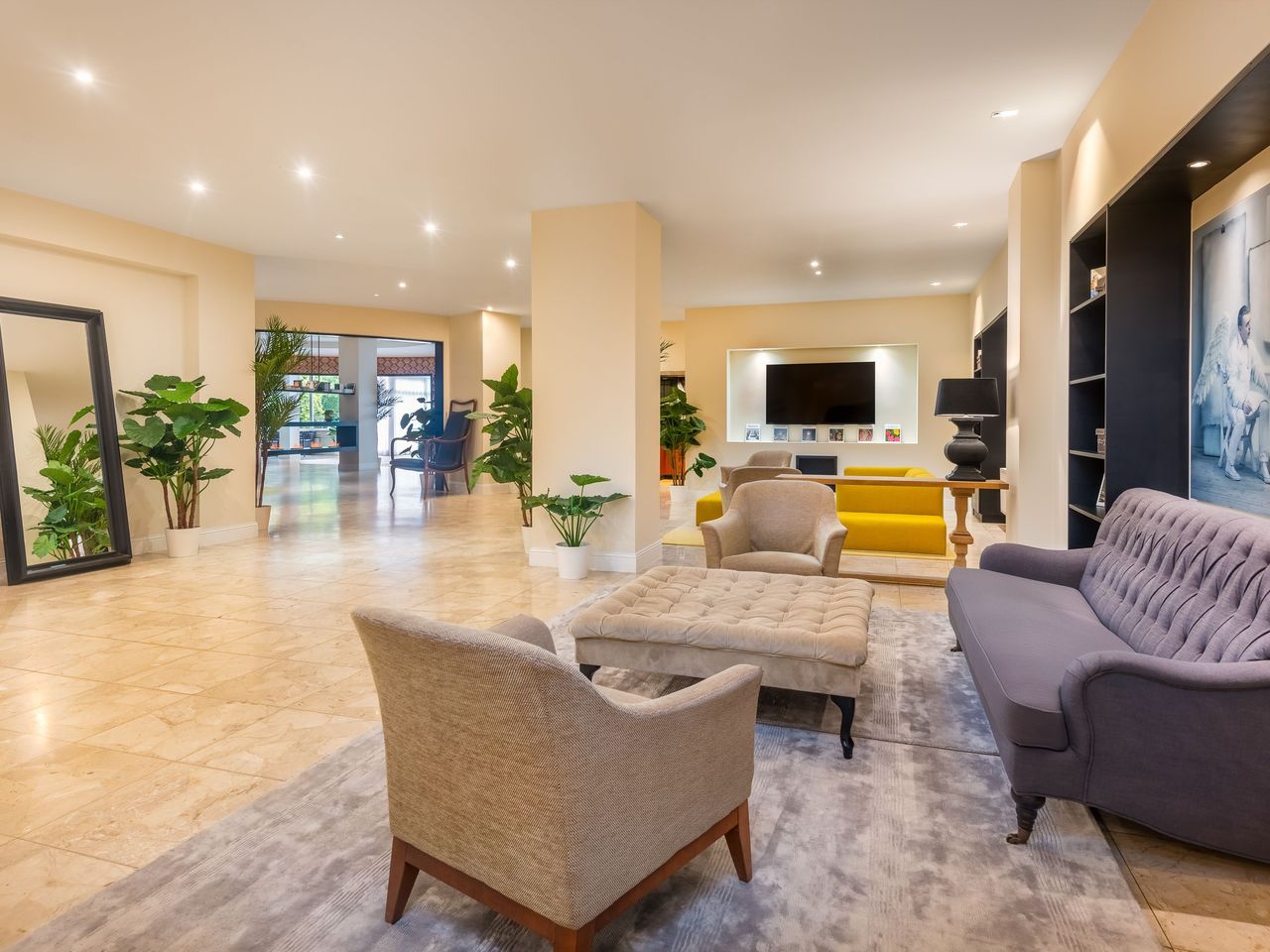 Stilvolle Lobby mit Lounge-Möbeln im Wyndham Garden Lahnstein Koblenz