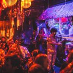 Gäste tanzen zu Musik in der außergewöhnlichen Kulisse des Sommersalons an Silvester.