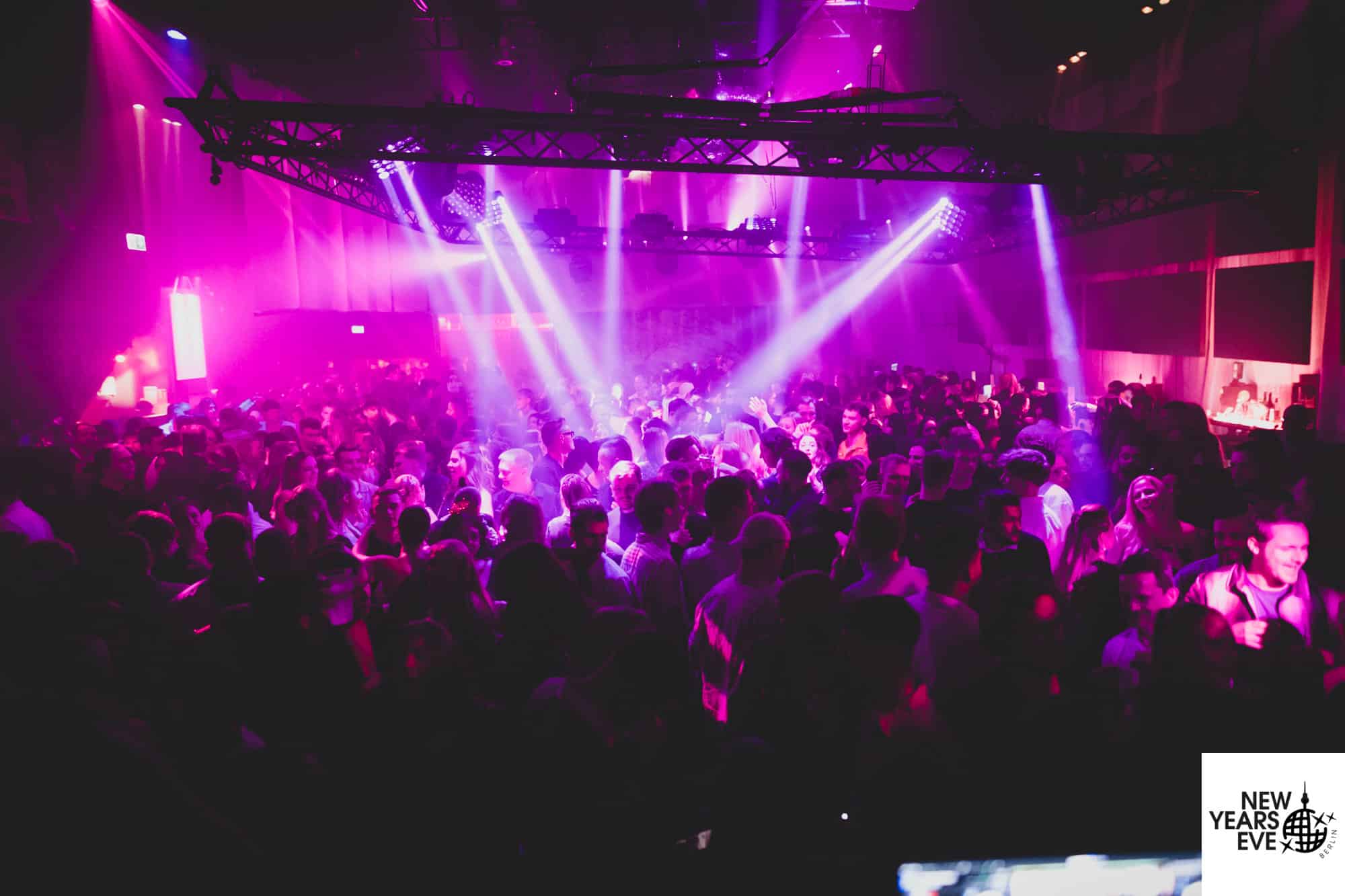 Beleuchtete Terrasse des Spindler & Klatt Berlin am Abend