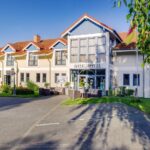Außenansicht des Inselhotels Poel, ideal für einen Silvesterurlaub an der Ostsee