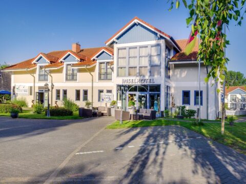 Außenansicht des Inselhotels Poel, ideal für einen Silvesterurlaub an der Ostsee