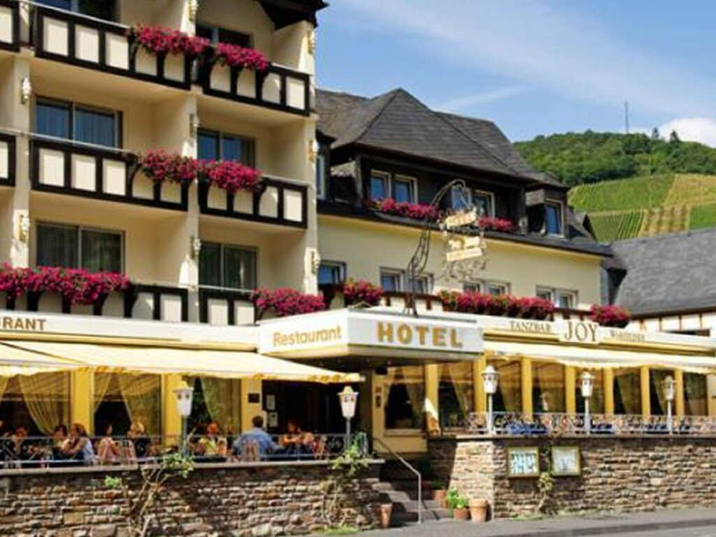 Außenansicht des Moselstern-Hotels Weinhaus Fuhrmann mit Moselblick