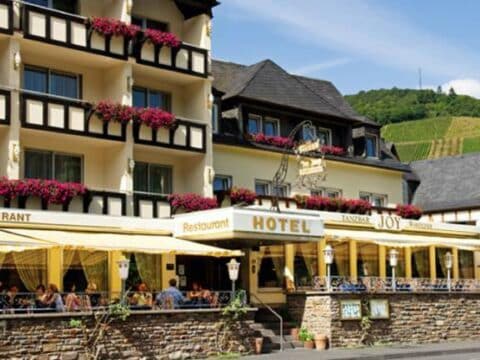 Außenansicht des Moselstern-Hotels Weinhaus Fuhrmann mit Moselblick