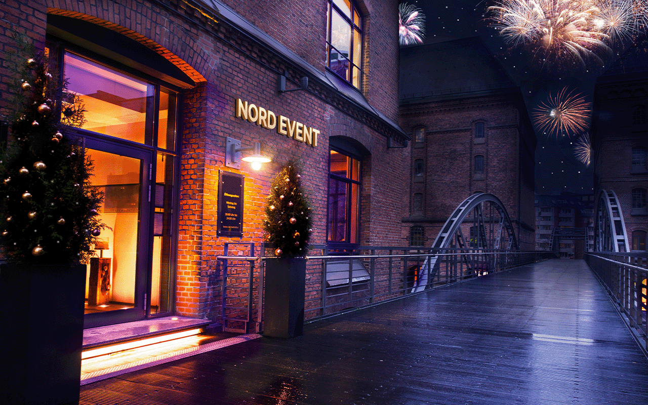 Elegantes Ambiente im Speicherstadt Loft an Silvester mit einer festlichen Dekoration und einem Blick auf die historische Speicherstadt.