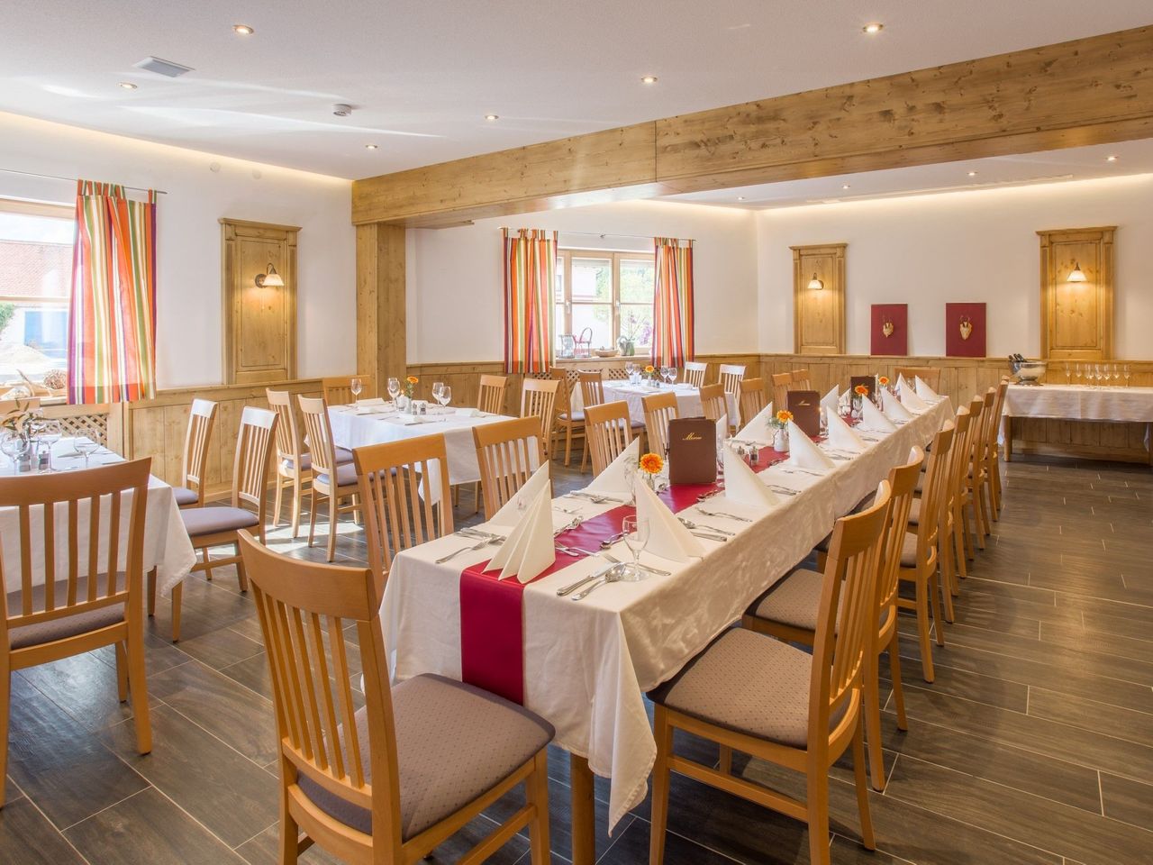Festlich gedeckter Speisesaal im Landhotel Schöll für Silvesterfeiern.