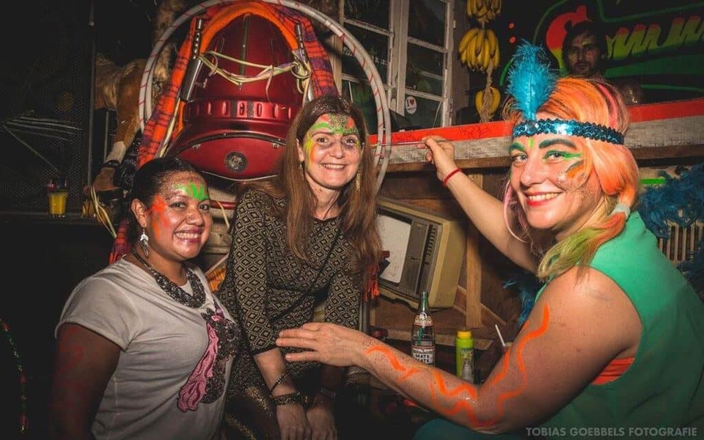 Gäste mit UV-Schminke und Glitzer feiern Silvester im Sommersalon im Klubhaus.