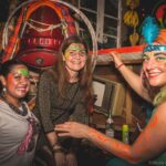 Gäste mit UV-Schminke und Glitzer feiern Silvester im Sommersalon im Klubhaus.