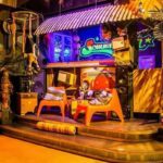 Einzigartige Vintage-Dekoration und bunte Beleuchtung im Sommersalon für Silvester.