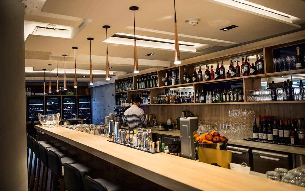 Die Bar der Kleinen Alster mit umfangreicher Auswahl an Silvestergetränken.