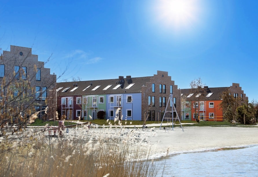 Bunte Häuser des Wangerland Resort in Hohenkirchen zu Silvester 2025
