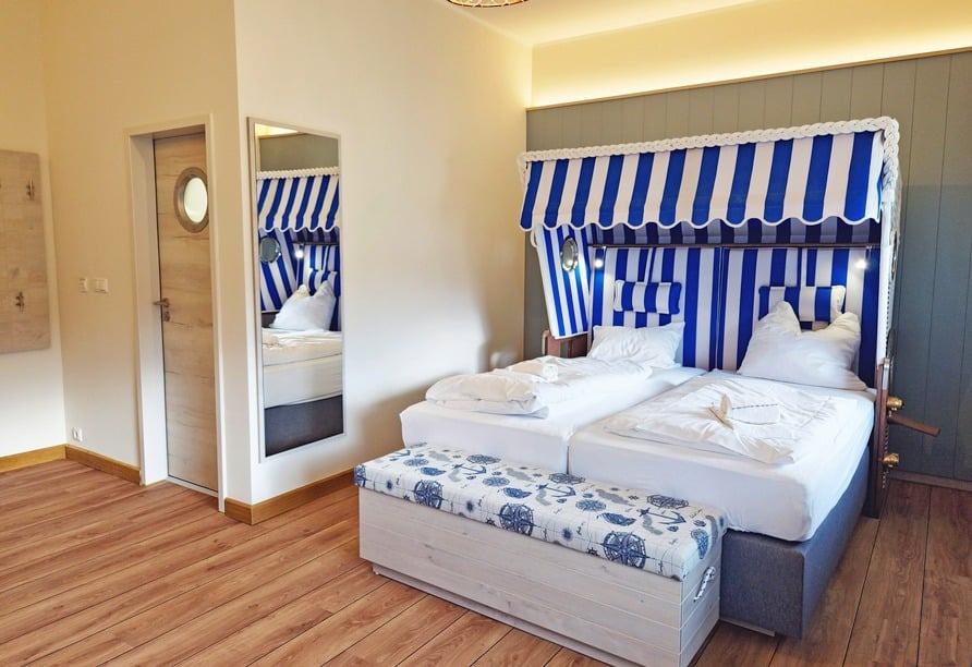 Zimmer im Wangerland Resort mit Strandkorbdesign zu Silvester 2025