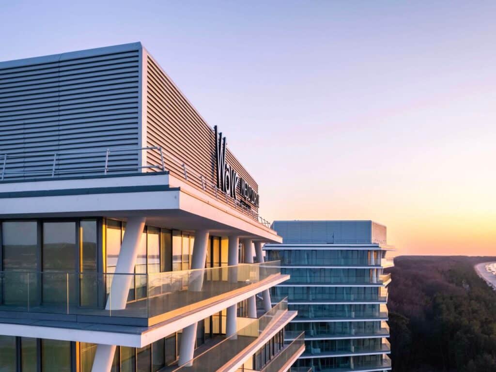Außenansicht des Wave Międzyzdroje Resort & Spa Hotels mit Meerblick, perfekt für Silvester