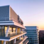 Außenansicht des Wave Międzyzdroje Resort & Spa Hotels mit Meerblick, perfekt für Silvester