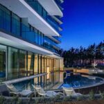 Nachtaufnahme des Außenpools im Wave Międzyzdroje Resort & Spa Hotel, perfekt für Silvester