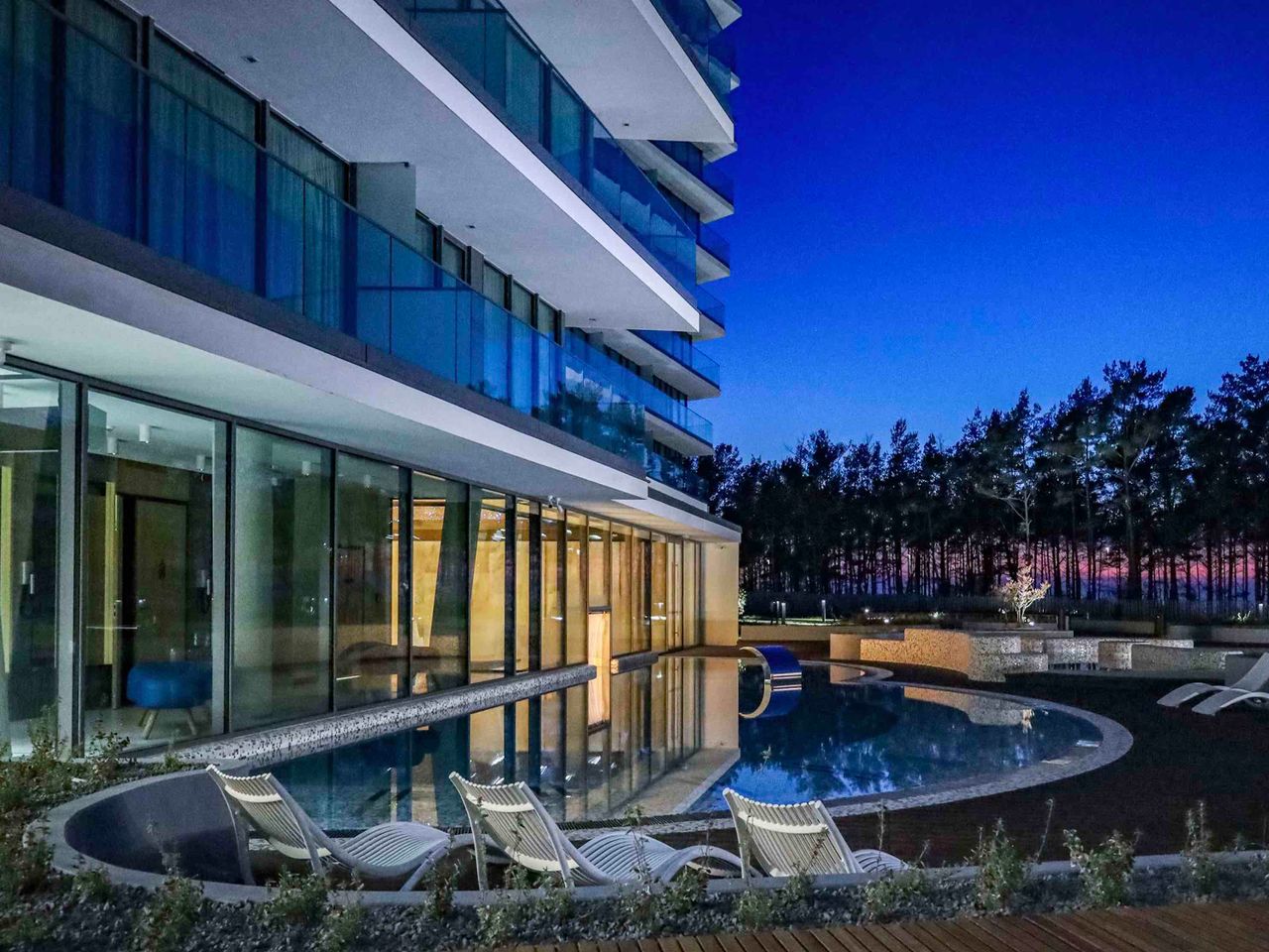 Nachtaufnahme des Außenpools im Wave Międzyzdroje Resort & Spa Hotel, perfekt für Silvester