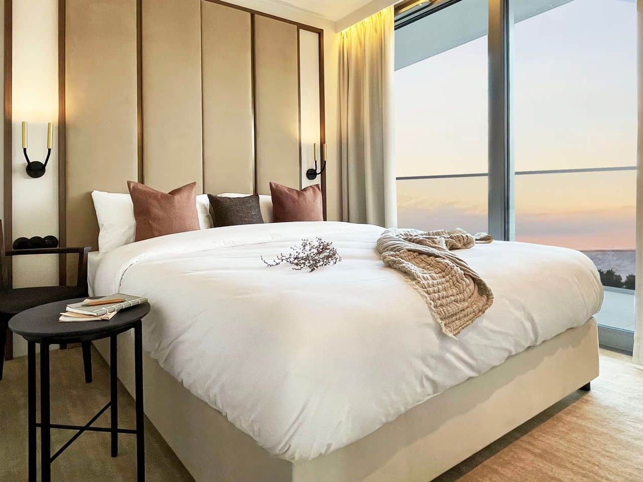 Modernes Zimmer im Wave Międzyzdroje Resort & Spa Hotel mit Balkon, ideal für Silvester