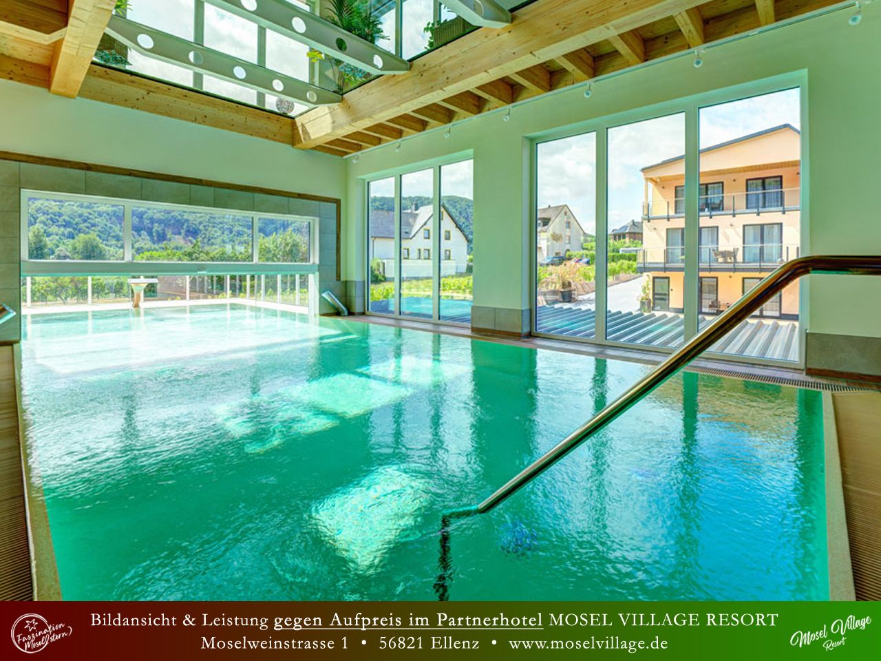Moderner Innenpool im Wellnessbereich des Moselstern-Hotels