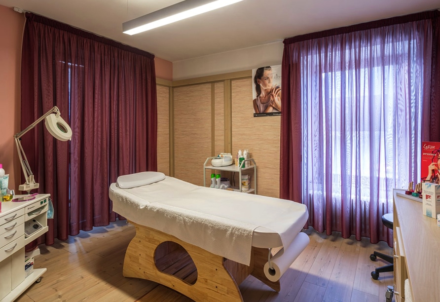 Wellnessraum mit Massagebank für erholsame Momente an Silvester