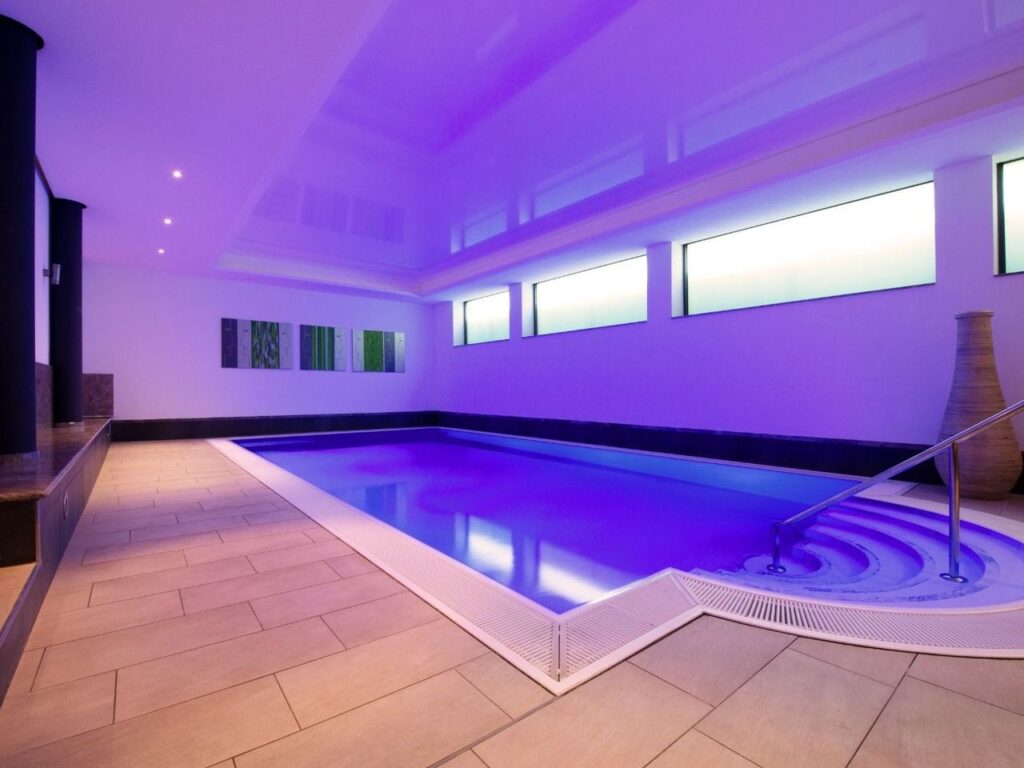 Beleuchteter Wellnesspool im Dappers Hotel, ideal für Entspannung während Silvester.