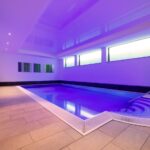 Beleuchteter Wellnesspool im Dappers Hotel, ideal für Entspannung während Silvester.