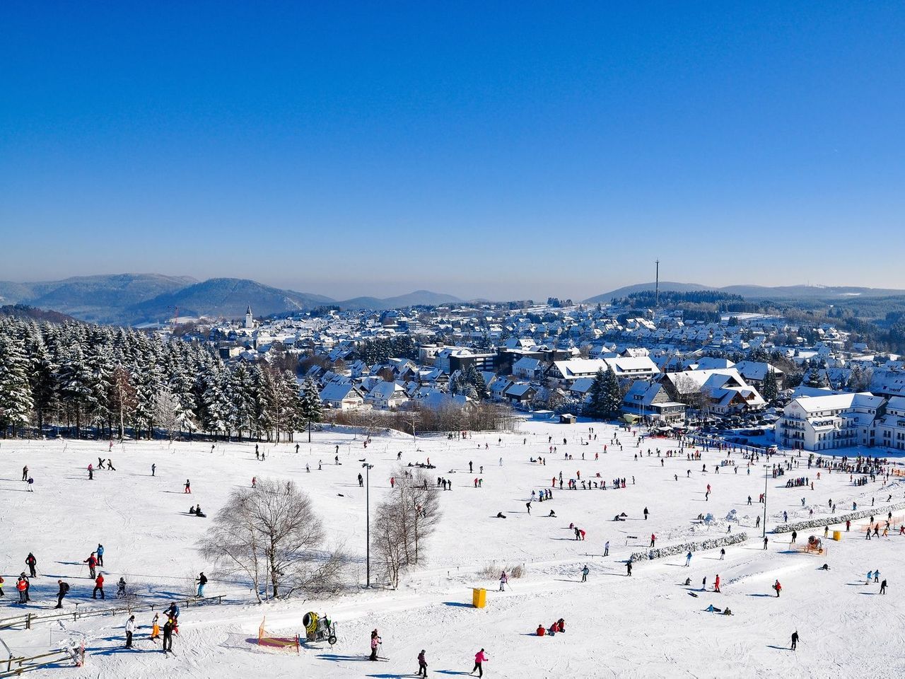 Winterlicher Blick auf das Panorama Hotel Winterberg im Sauerland zu Silvester