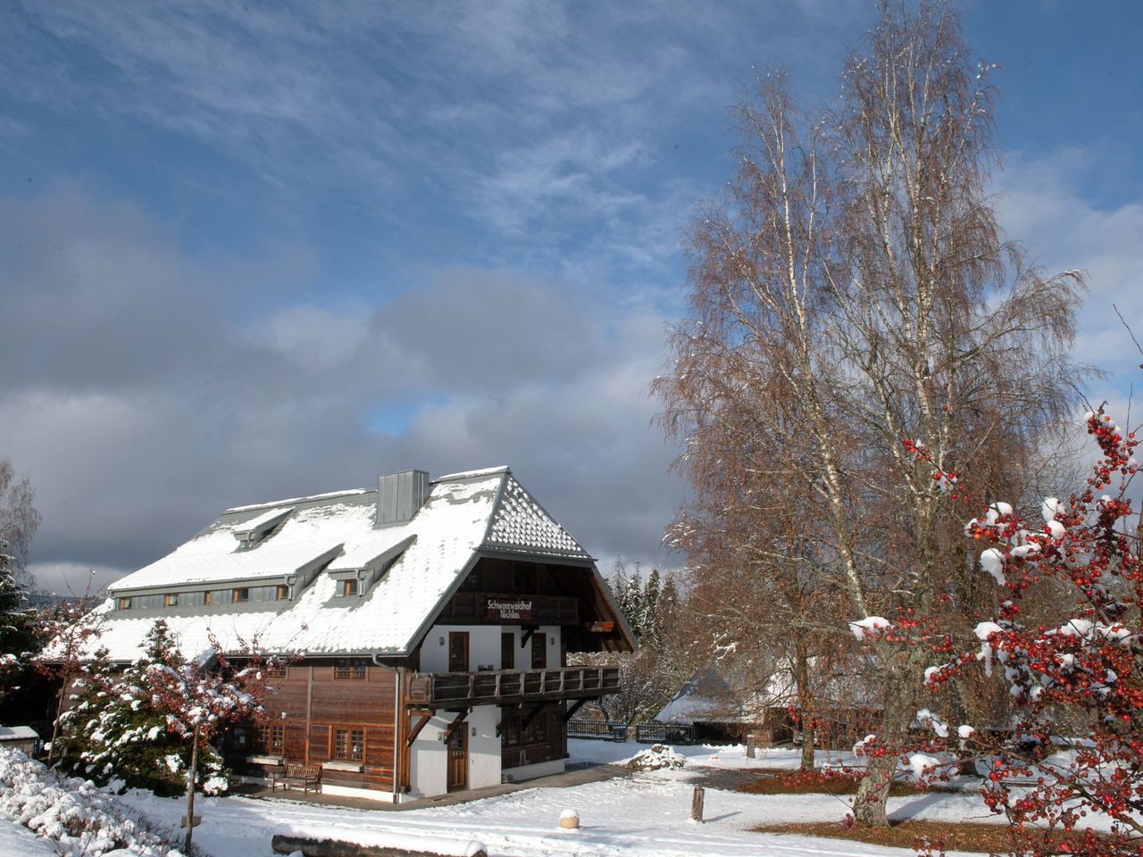 Außenansicht des Schwarzwaldhofs Nicklas im Winter, perfekt für Silvester im Schwarzwald