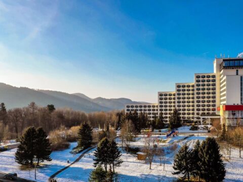 AHORN Berghotel Friedrichroda in verschneiter Winterlandschaft – perfekte Kulisse für Silvester