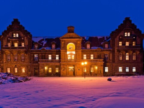 Beleuchtetes Hotel Schloss Nebra im Winter, ideal für Silvesterfeiern