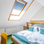 Gemütliches Doppelzimmer mit Dachfenster im Ferien Hotel Spreewald, perfekt für Silvesterreisen.