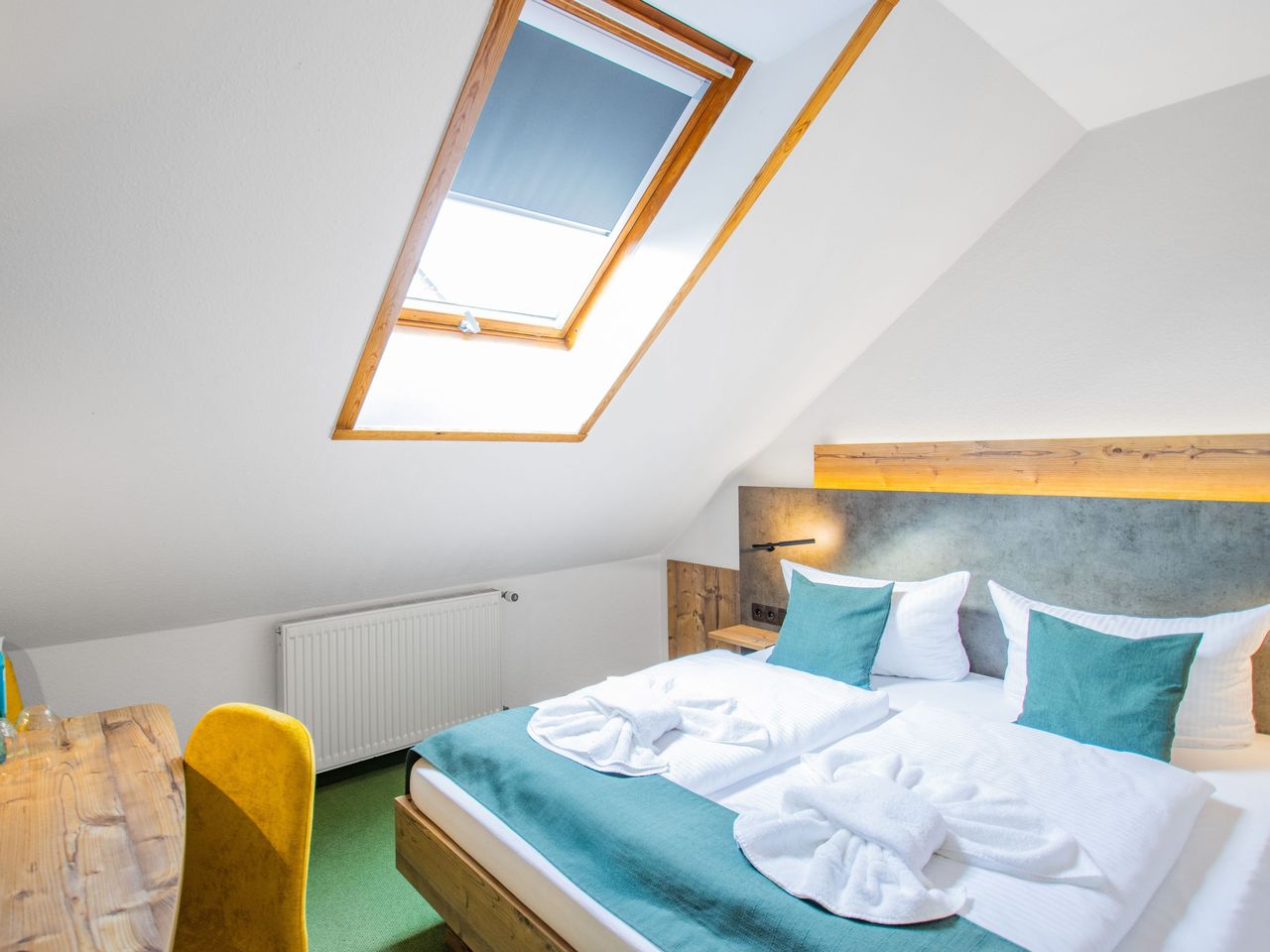 Gemütliches Doppelzimmer mit Dachfenster im Ferien Hotel Spreewald, perfekt für Silvesterreisen.