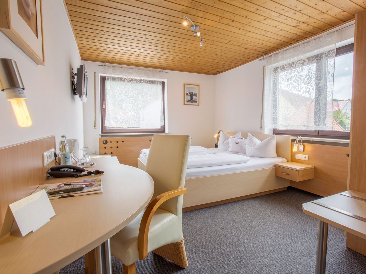 Modern eingerichtetes Doppelzimmer im Landhotel Schöll.