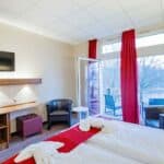 Modern eingerichtetes Zimmer mit Balkon im SEEHOTEL Brandenburg an der Havel, ideal für Silvesterurlaub.