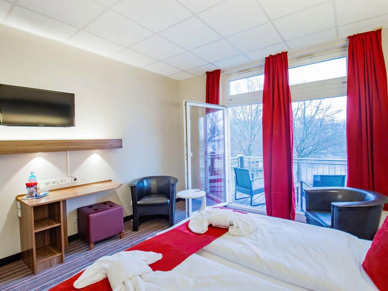 Modern eingerichtetes Zimmer mit Balkon im SEEHOTEL Brandenburg an der Havel, ideal für Silvesterurlaub.