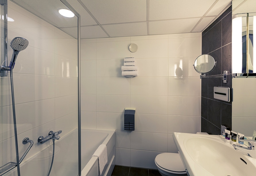 Helles und funktionales Hotelbadezimmer im Mercure Hotel Zwolle für die Silvesterabend