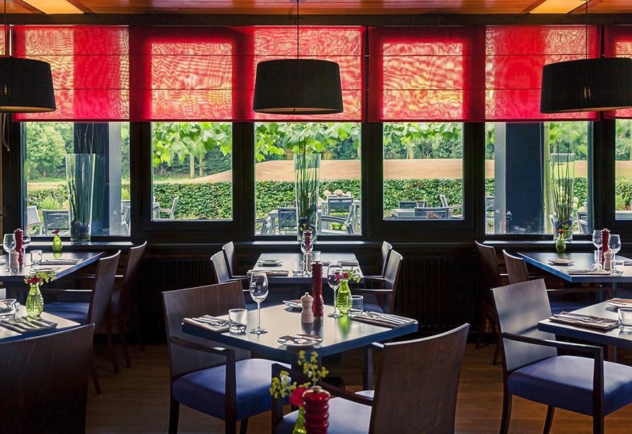 Stilvolles Restaurant im Mercure Hotel Zwolle bereit für das Silvesterdinner