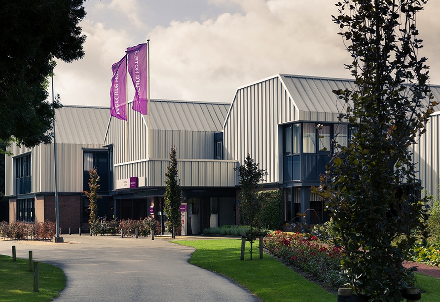 Die Außenansicht des Mercure Hotel Zwolle, umgeben von Gärten, zu Silvester