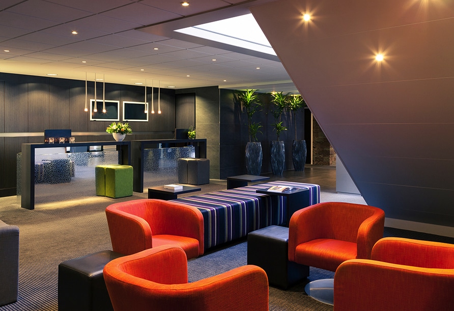Farbenfrohe und moderne Lobby im Mercure Hotel Zwolle als Startpunkt des Silvesterabends