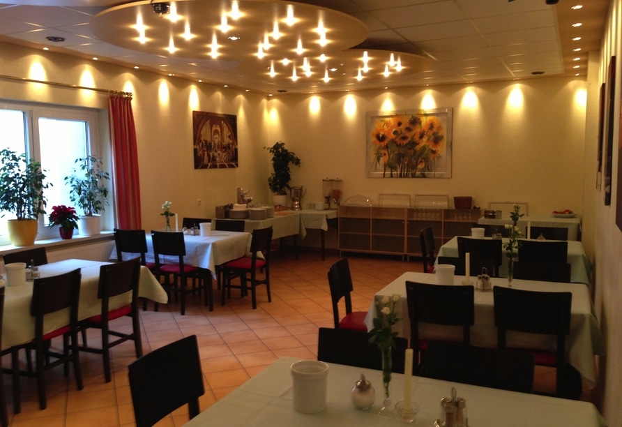 Festlich beleuchteter Speisesaal im Hotel Jägerstuben, bereit für die Silvesterfeier.