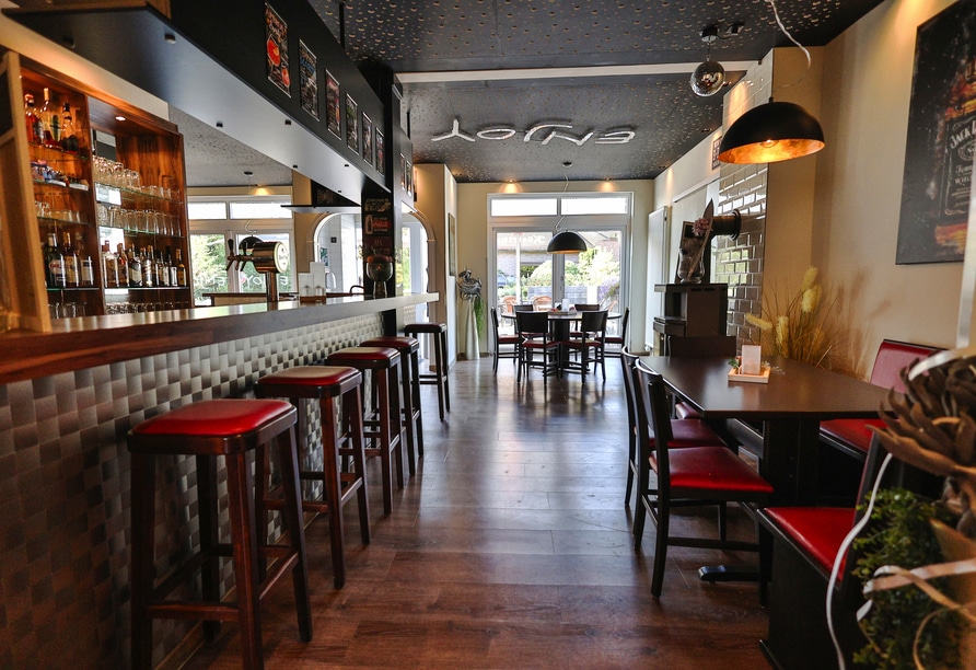 Einladende Hotelbar im Hotel Jägerstuben, perfekt für einen Silvesterdrink.